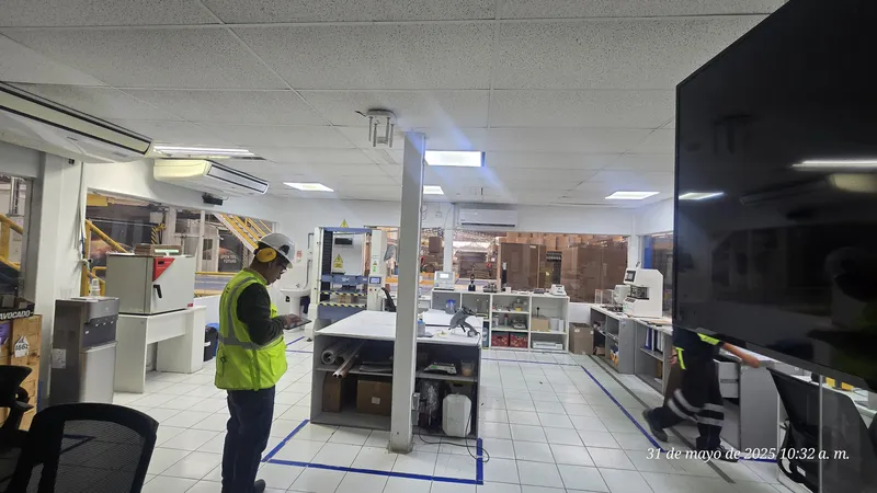 Técnico colegiado revisando tablero trifásico industrial durante inspección ITSE