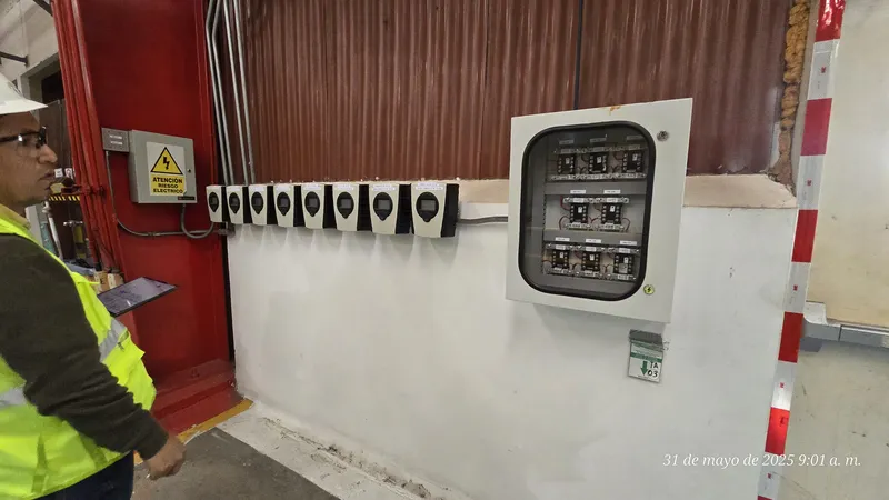Mantenimiento de tableros de acondicionamiento con interruptores termomagnéticos en edificio comercial